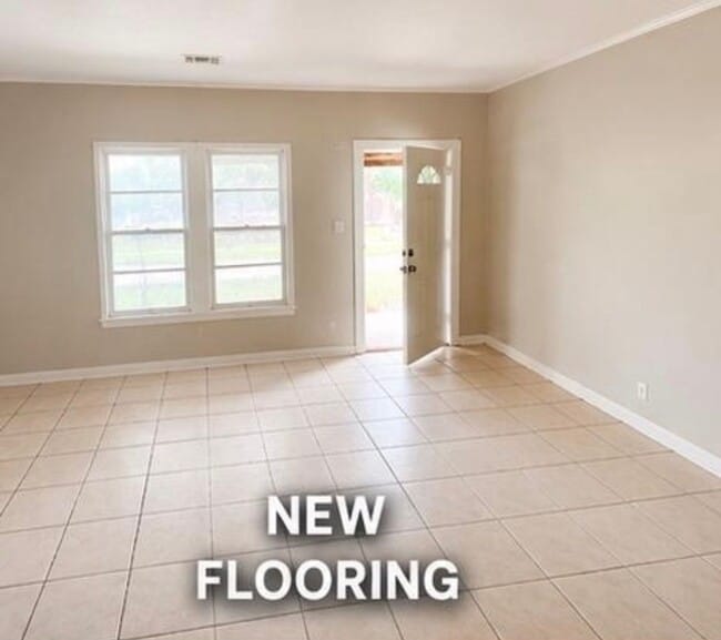 Building Photo - Completely Renovated 3 Bedroom / 2 Bathroom Home – Section 8 Vouchers welcome