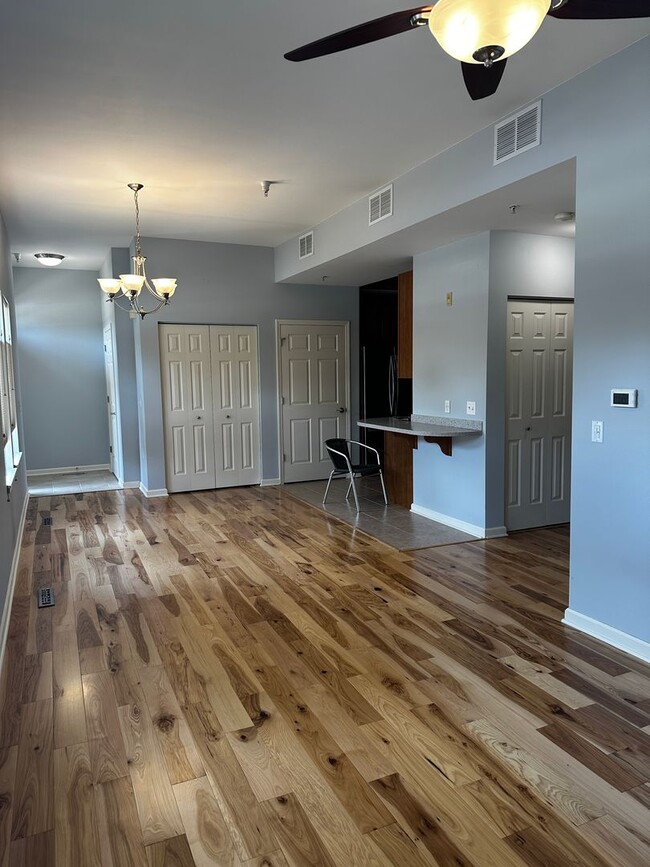 Building Photo - 1 Bedroom, GREAT location!!