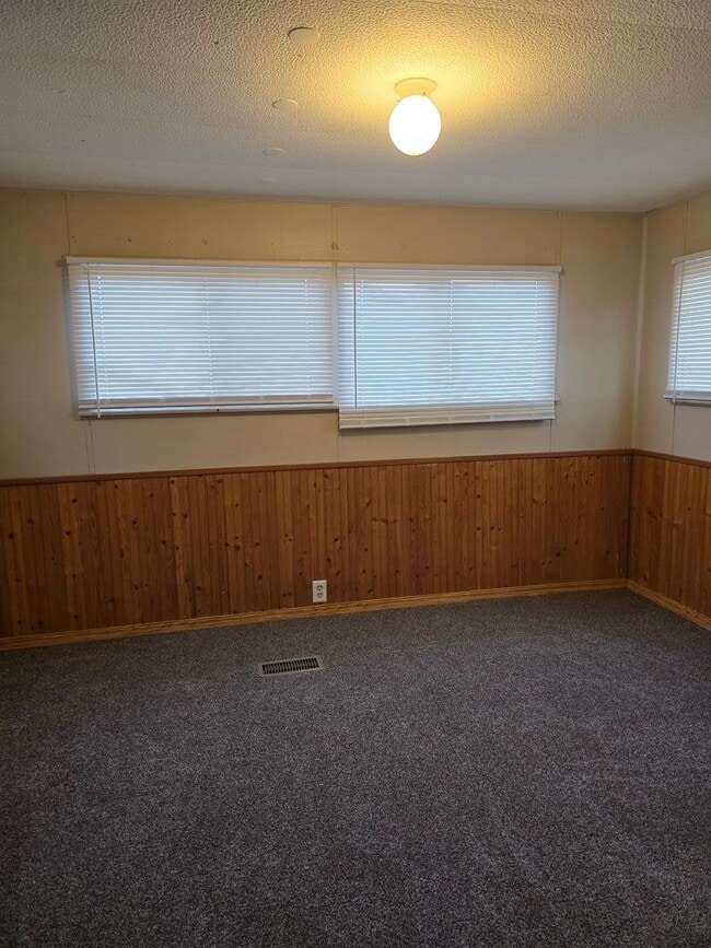 Building Photo - Affordable, Cute, Cozy