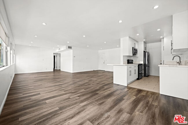 Building Photo - 136 S Palm Dr