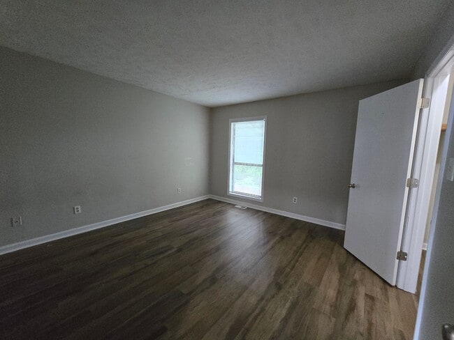 Building Photo - NEW LISTING!!!!!