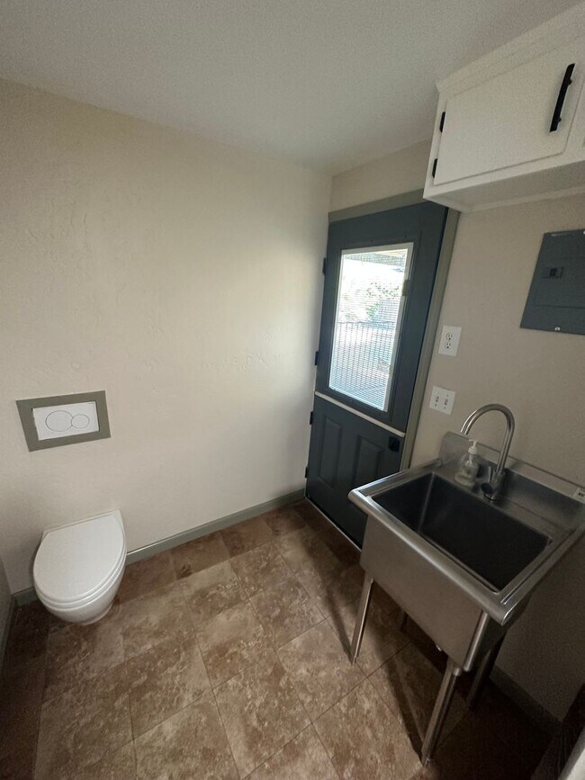 Building Photo - SE Visalia home with pool coming soon! All utilities included