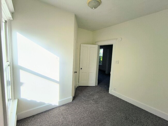 Building Photo - Coming soon! 2 Bed 1 Bath in Cozy Central ...