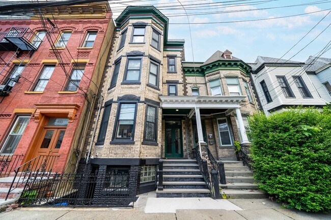 Primary Photo - 933A Summit Ave