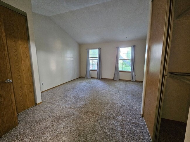 Building Photo - Spacious 2 Bed Townhome w/ Fenced Yard & N...
