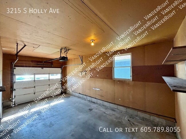 Building Photo - Updated 3 Bedroom 2 Bathroom!