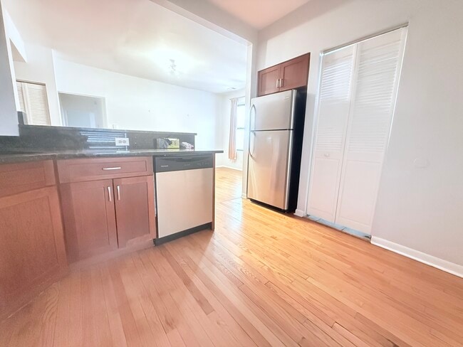 Building Photo - 1509 E 65th St