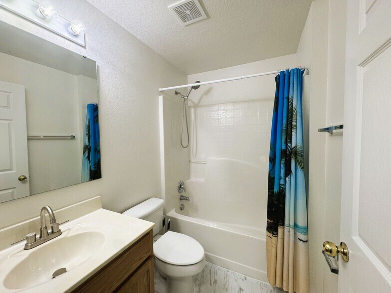 Building Photo - Your Dream Home Awaits in North Port!