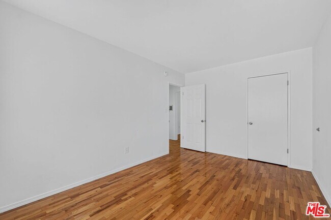Building Photo - 13553 Moorpark St