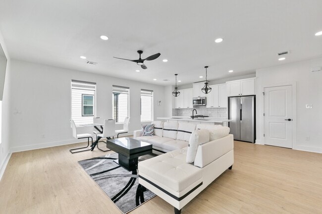 Building Photo - 104 E 44th St