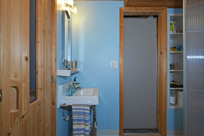 Building Photo - Mid-Century Charm and Comfort - 3-Bed 1.5-Bath Home in Robbinsdale!