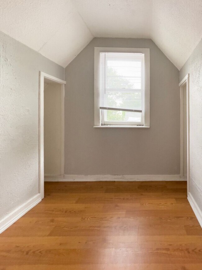 Building Photo - *AVAILABLE NOW!* Cozy Three Bedroom Home!
