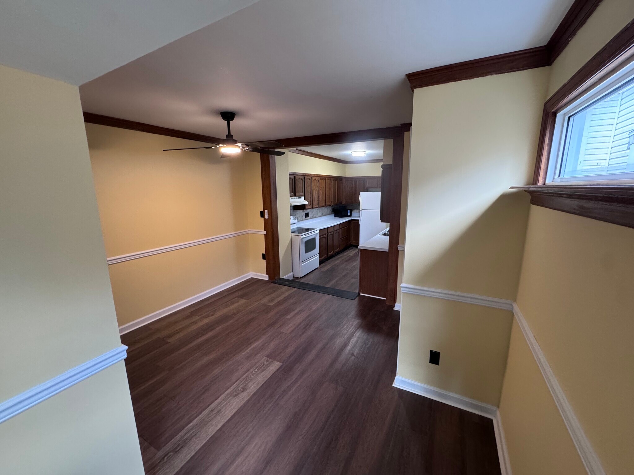 Building Photo - 110 E Locust St