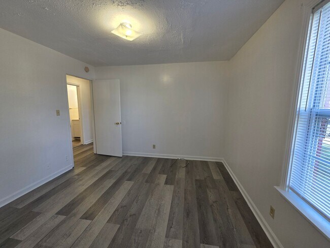 Building Photo - Charming 3-Bedroom Home with Spacious Backyard & Modern Amenities