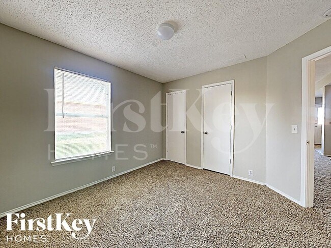 Building Photo - 1600 Shady Shores Dr