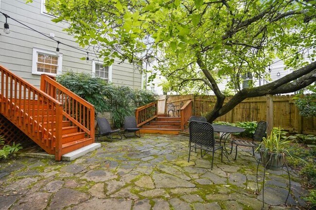 Building Photo - 615 Sycamore Dr