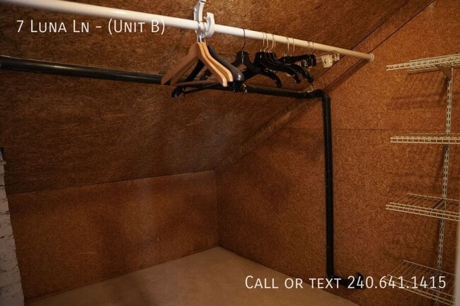 Building Photo - 7 Luna Ln