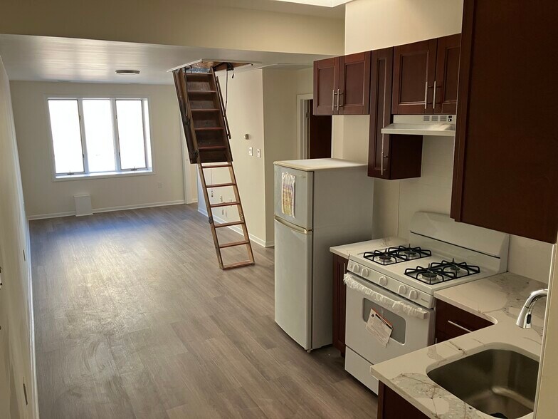 Building Photo - 136 N 10th St