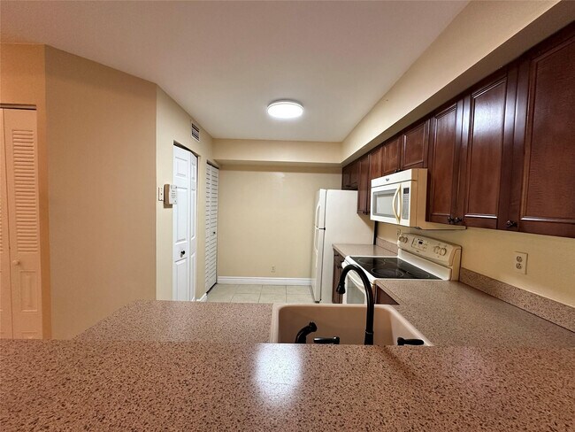 Building Photo - 5661 Riverside Dr