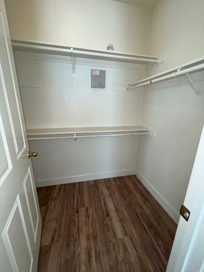 Building Photo - 4 Bed | 2 Bath | 1659SF | Tenant Pays $195...