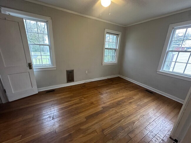 Bedroom - 105 King St