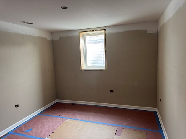 Building Photo - Modern 3 Bed 1.5 Bath Coming Soon!
