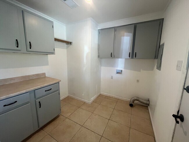 Building Photo - $300 0ff First Months Rent!