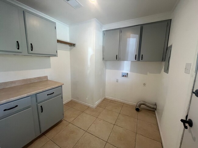 Building Photo - New Listing!