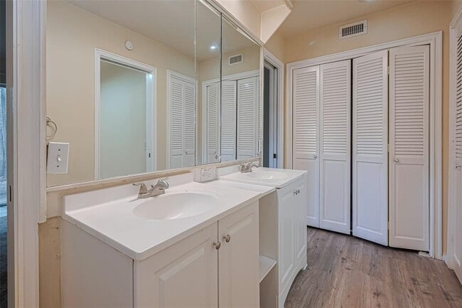 Building Photo - 4726 N Cashel Cir