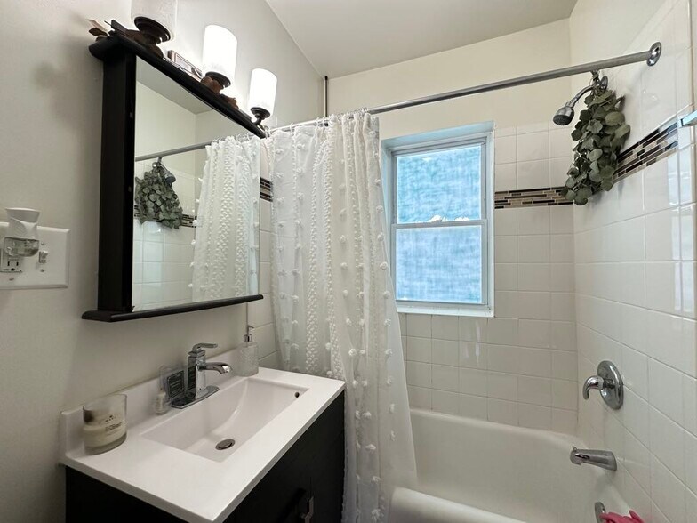 Building Photo - 3837 N Greenview Ave