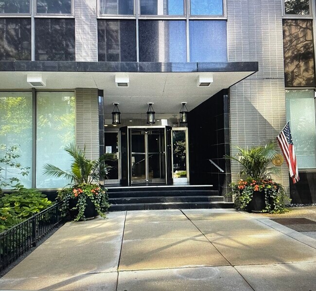 Primary Photo - 253 E Delaware Pl