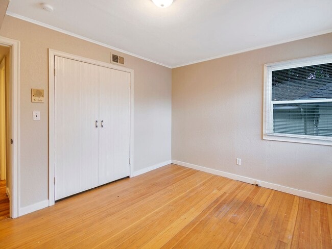 Building Photo - MID-CENTUTY MODERN 4 BEDROOM/2 BATH HOME-MUST SEE TO APPRECIATE!!