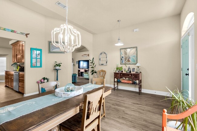 Building Photo - Splash in with a4/2 pool home in Holly-Cli...