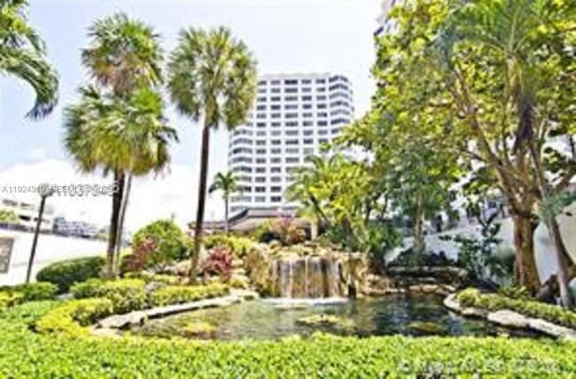 Building Photo - 905 Brickell Bay Dr