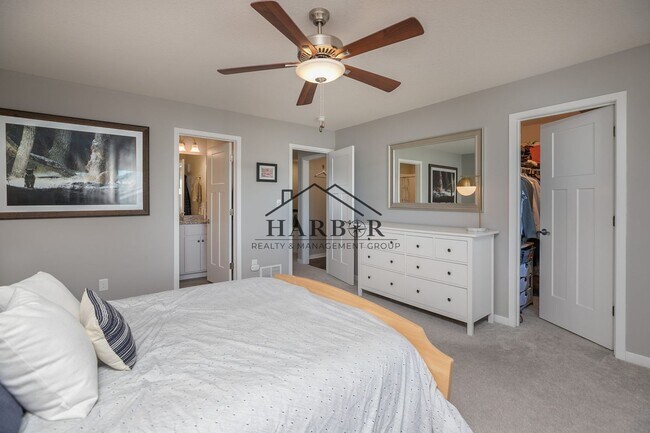 Building Photo - Contemporary 3 Bedroom Towhome in NW Roche...