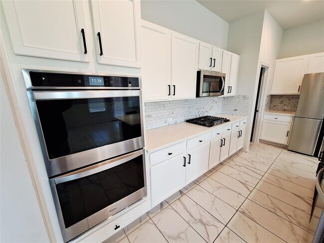 Building Photo - 7800 Hillock Terrace
