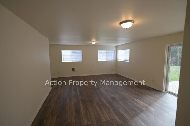 Building Photo - Updated Single-Level Home with Spacious Interior & Covered Parking