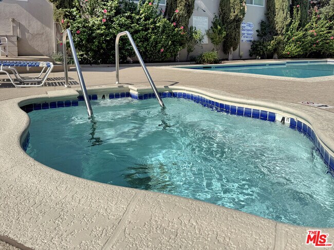 Building Photo - 976 Larrabee St