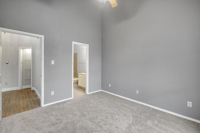 Building Photo - 4800 W Lovers Ln