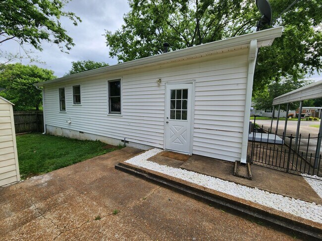 Building Photo - AMAZING 1 Level Columbia, TN Charmer!