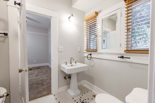 Building Photo - 3 bedroom home for RENT in Modesto - Close...
