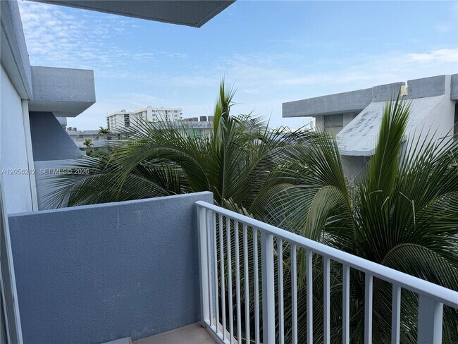 Building Photo - 1801 S Treasure Dr