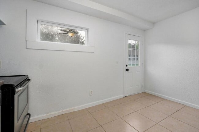 Building Photo - 21 Larue St