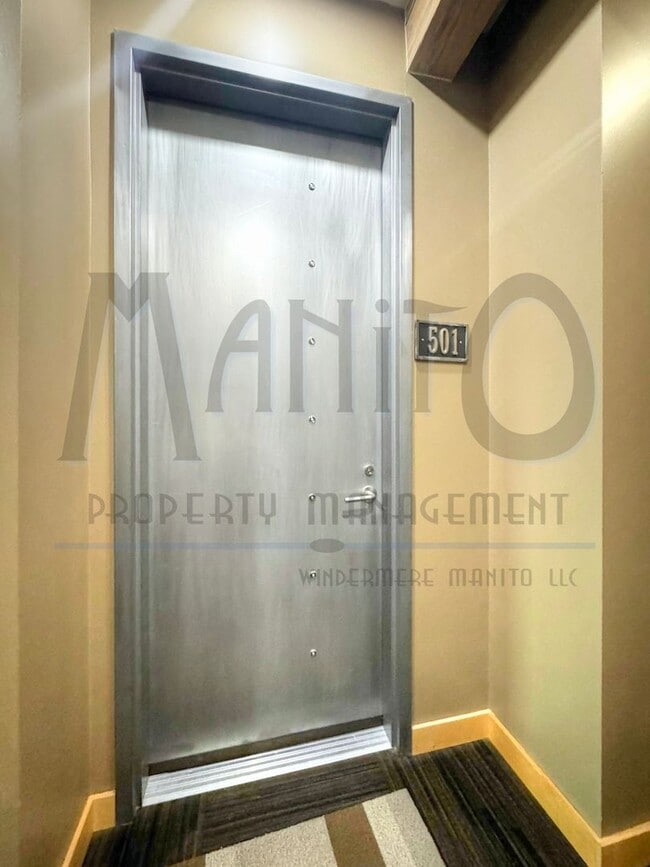 Building Photo - Stunning & Spacious Penthouse Condo