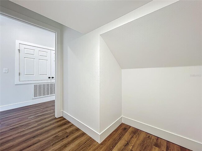 Building Photo - 591 W Osceola St