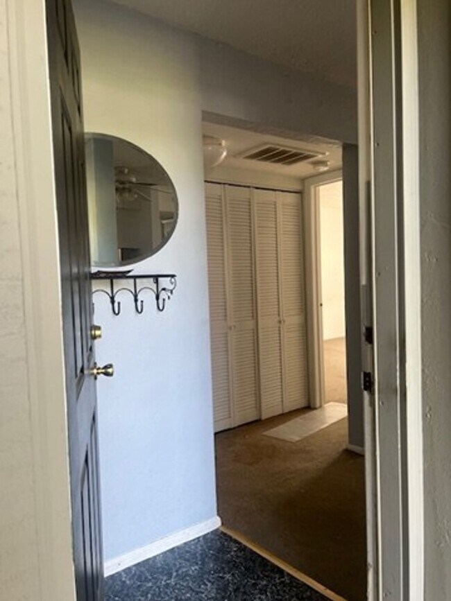Building Photo - One Bedroom Condo For Rent