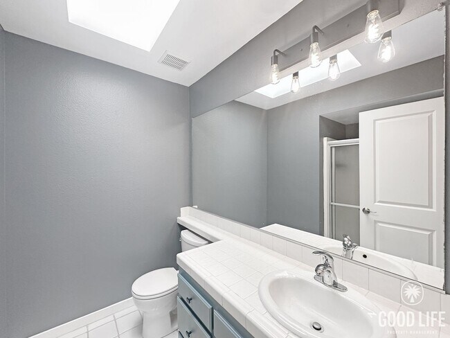 Building Photo - Spacious 2 BD- 2 BA Condo w/ Large Private Balcony, AC, and In-Unit W/D!