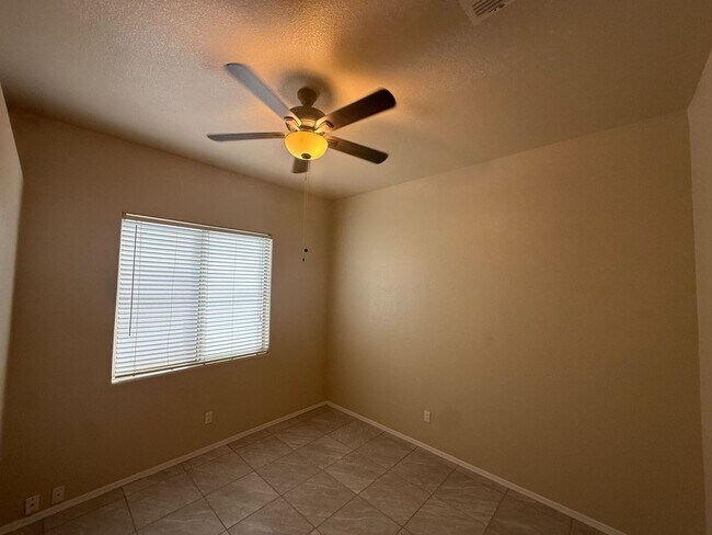 Building Photo - 3260 E Isabella Ave