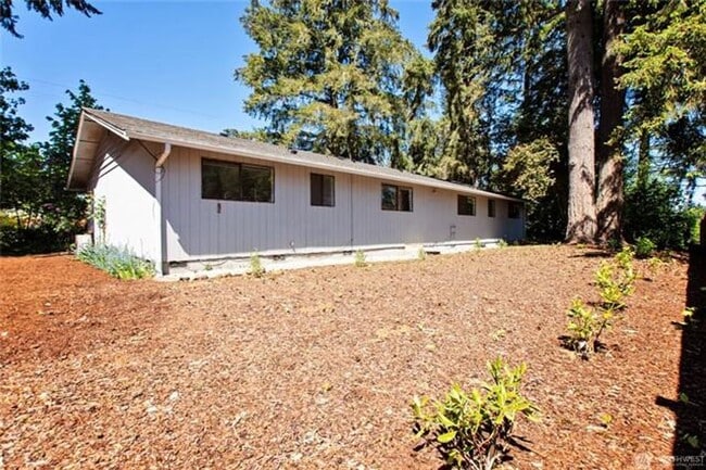 Building Photo - Beautifully Updated Duplex | W/D Included | Ideal for JBLM Commuters