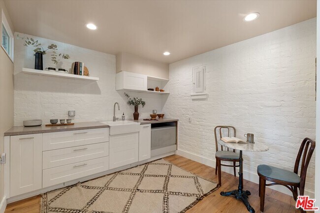 Building Photo - 2700 Glendower Ave